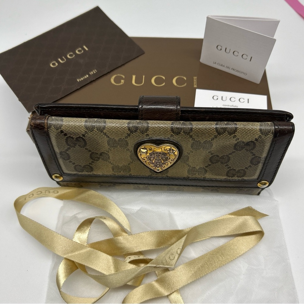 Authentic Gucci wallet with heart crest. With Box, Cards, Dust bag